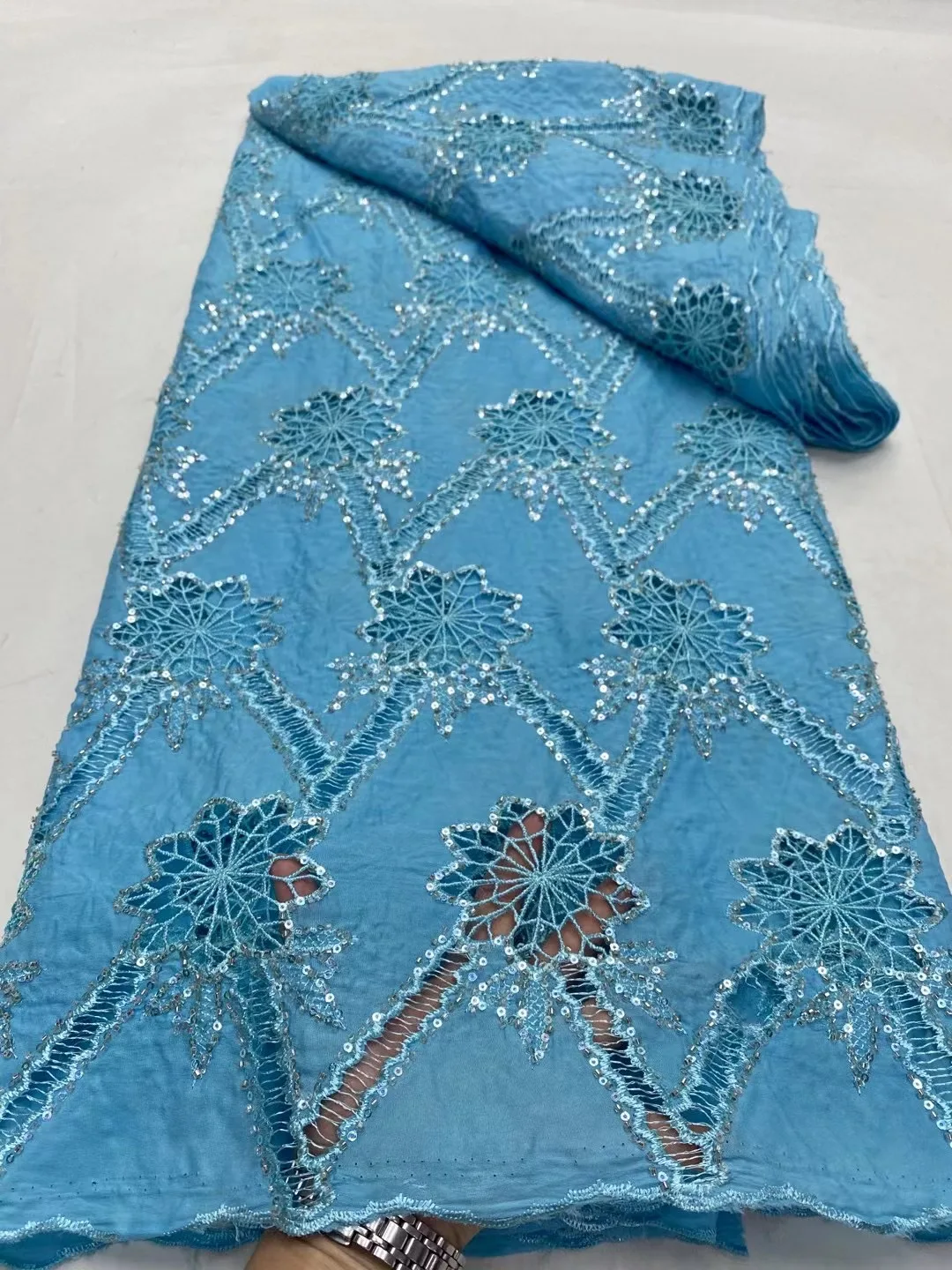 Зелёное кружевное полотно с блестками и жемчугом Magicfabric |