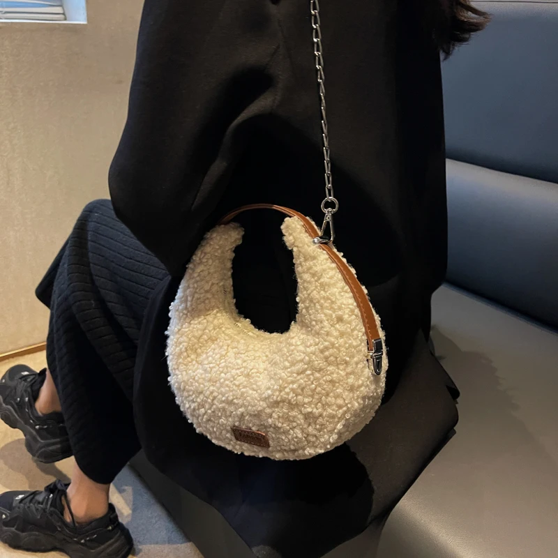 

Женская сумка 2022, плюшевые сумки через плечо для женщин, новинка 2022, зимняя трендовая модная сумка-седло на цепочке, сумка-тоут из мягкой хло...
