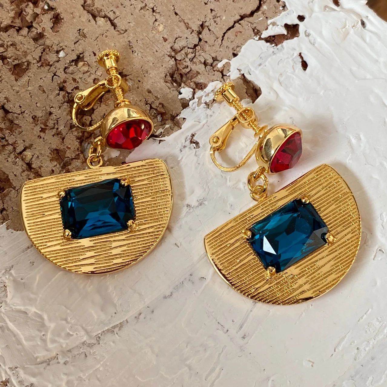 

Retro Women Earring Stud Gold Aros With Sector Ornament Pendant Aretes For Charm Lady Luxury Gift Vintage Jewelry Accessories