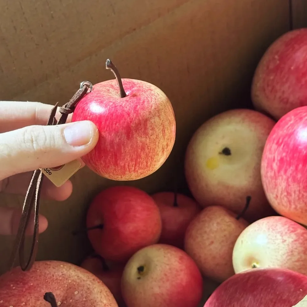 

Дизайн снятия стресса, автомобильное украшение в форме фруктов, имитация дизайна, украшение для зеркала заднего вида, красная сумка, аксессуары