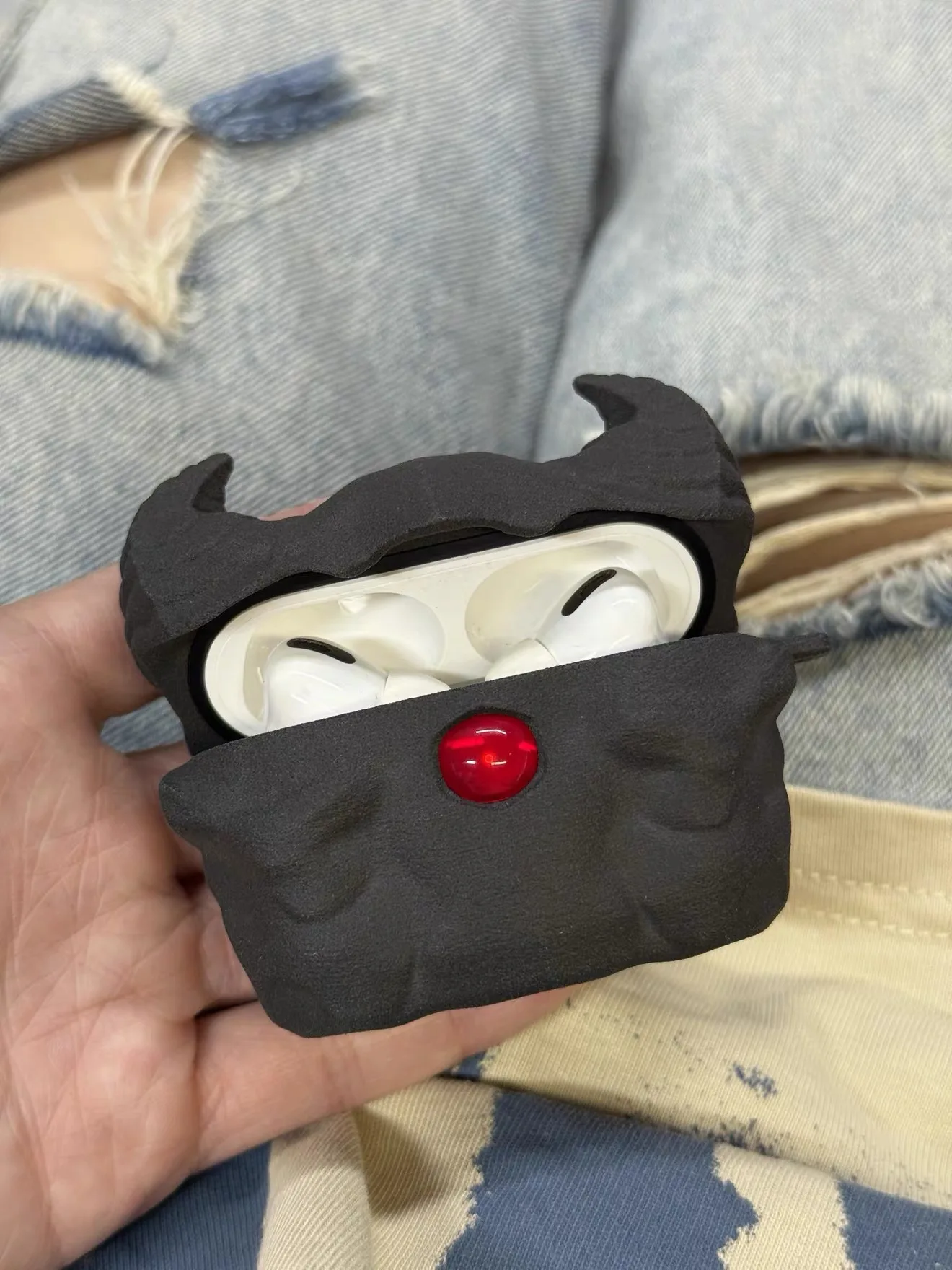Фото Оригинальный чехол для наушников XKSU Demon Eye, подходит для AirPods. №1