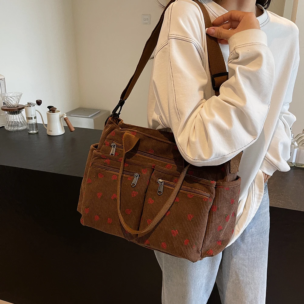 Женская клубничная сумка через плечо стильная с регулируемым ремешком