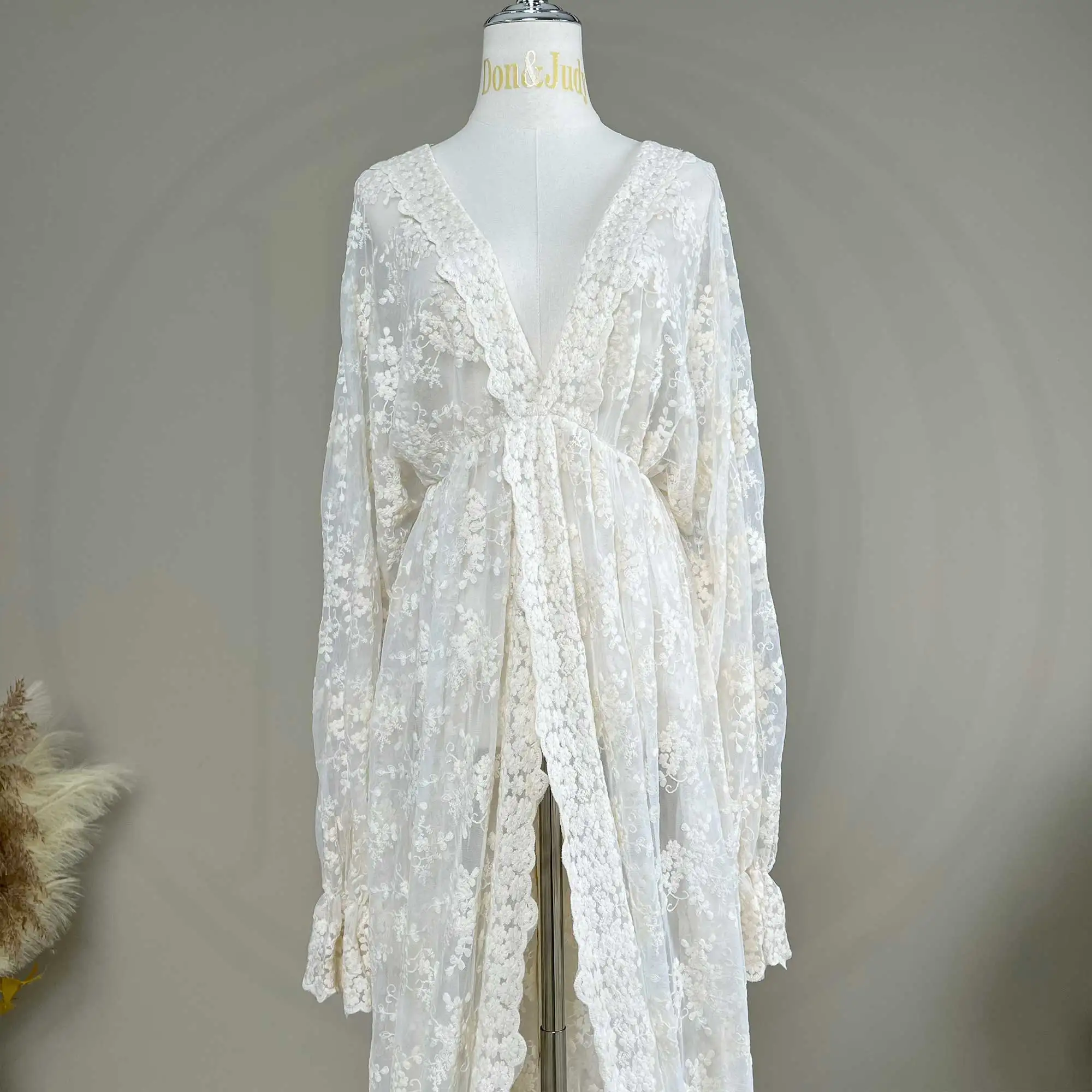 Платье с длинными рукавами и разрезом спереди одежда вышивкой из тюля