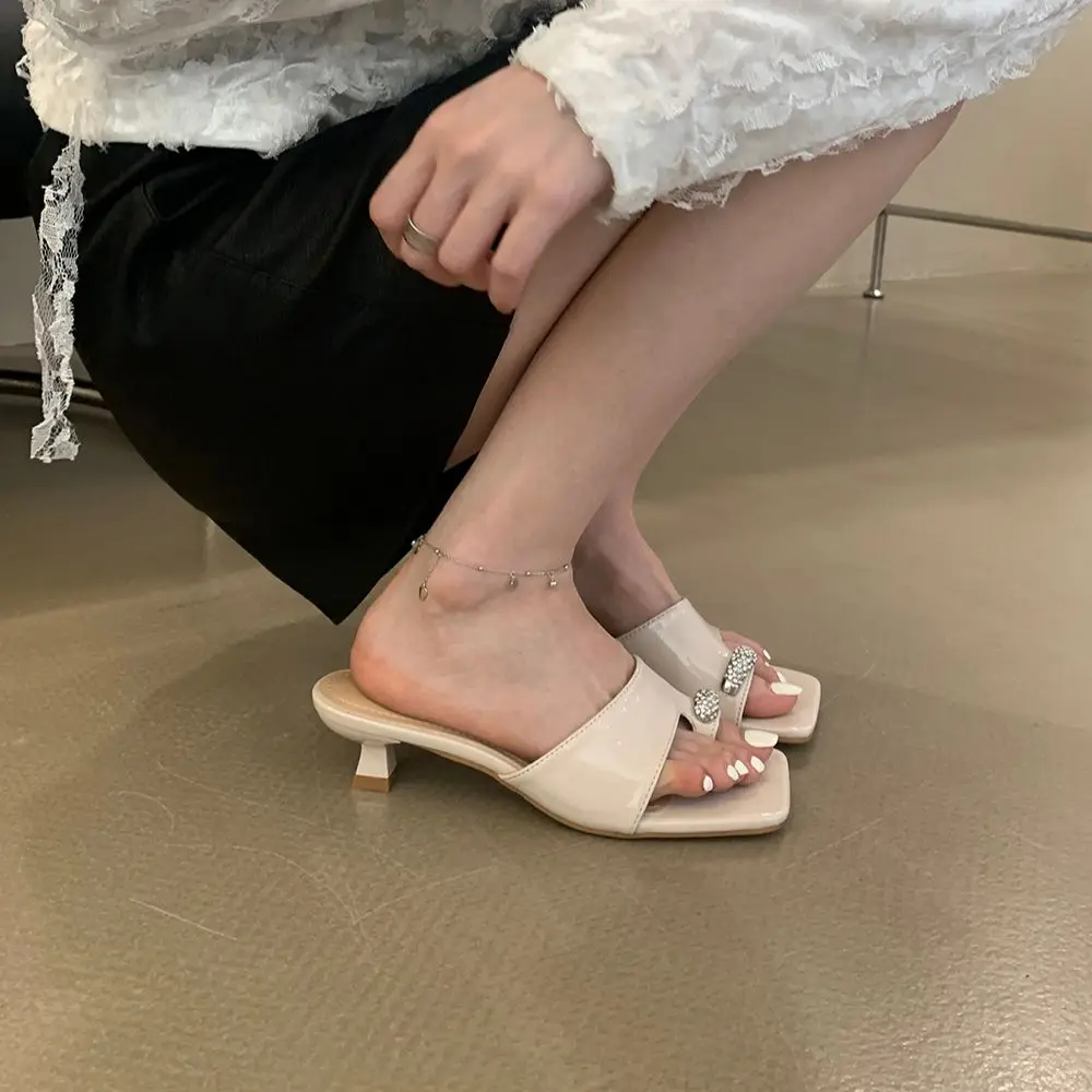 

Туфли-лодочки женские на шпильке, повседневные, без застежки, с клипсой, сандалии, каблук средней высоты, блестящие, летняя модель