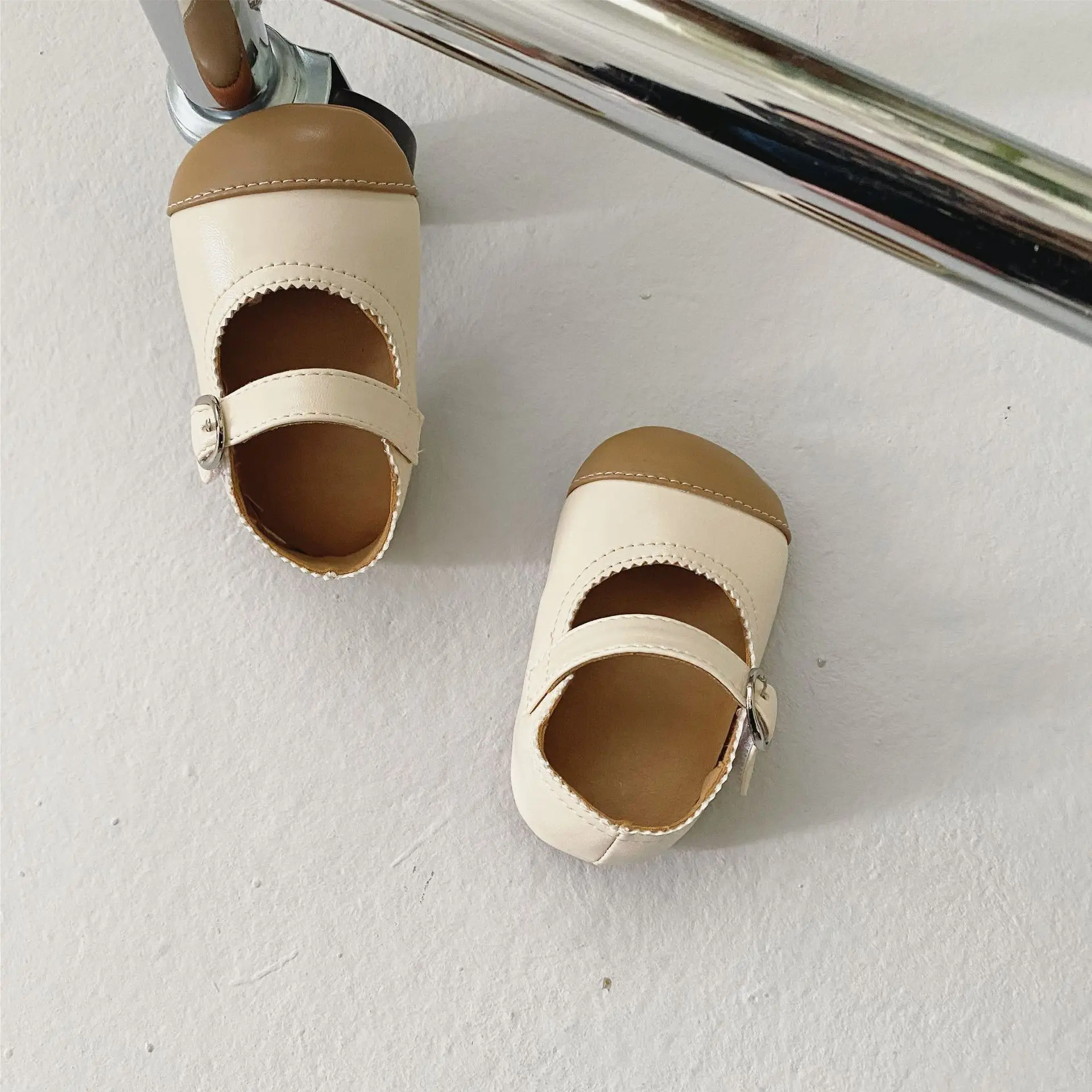 2022 Демисезонная обувь для маленьких девочек кожаная новорожденных милая мягкая