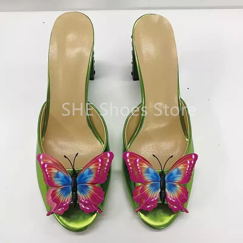 Женские шлепанцы на каблуке с декором бабочки и стразами летняя обувь для отдыха