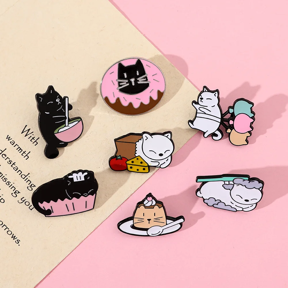 Эмалированная брошь в виде кота