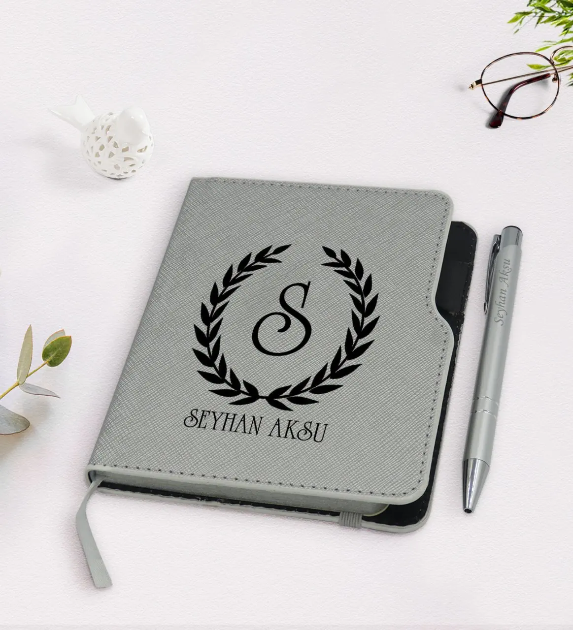 

Personalized Custom Garland Head Letter Is Gray Thermo Leather Notebook Pen Seti-2