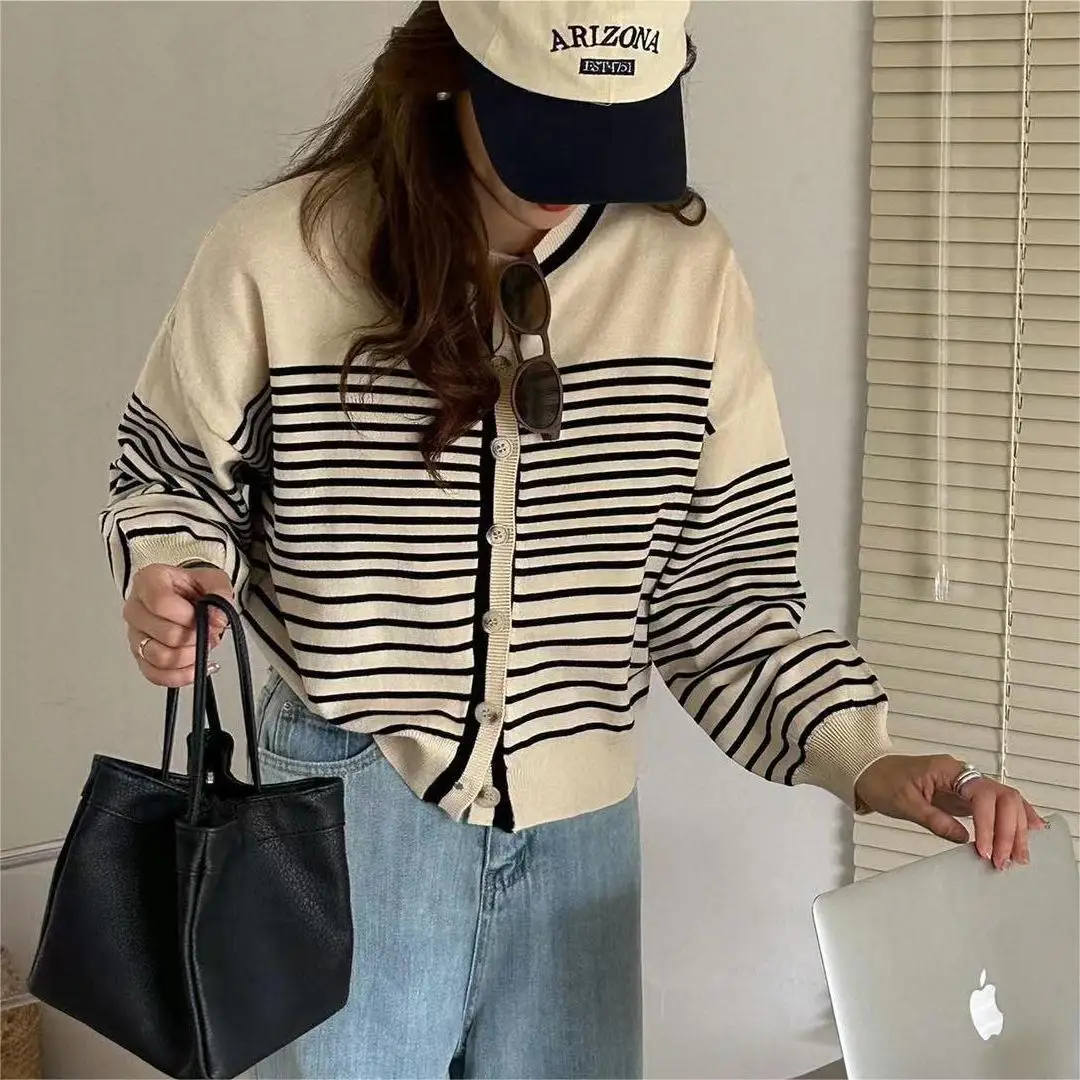 

Маленький очаровательный полосатый вязаный кардиган женский Осень/Зима 2023 модный свитер пальто темпераментная трикотажная одежда свитер с длинным рукавом