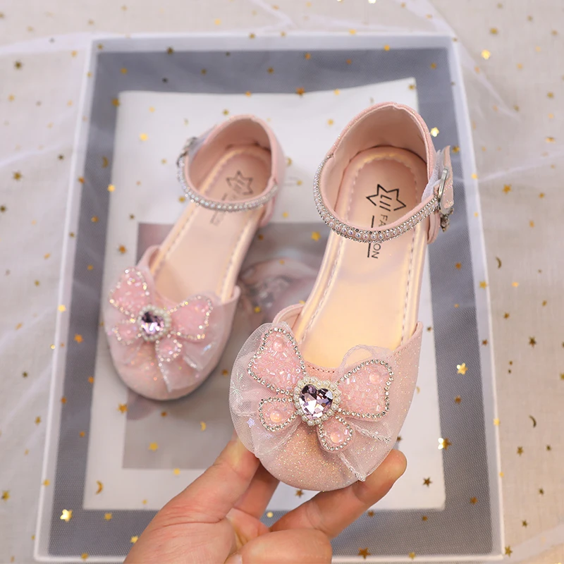 

Girls Sandals for Party Wedding Shows Kids Fashion Rhinestones Bow Chic Low Heels Toes Wrapped 2023 Children Princess Mary Janes