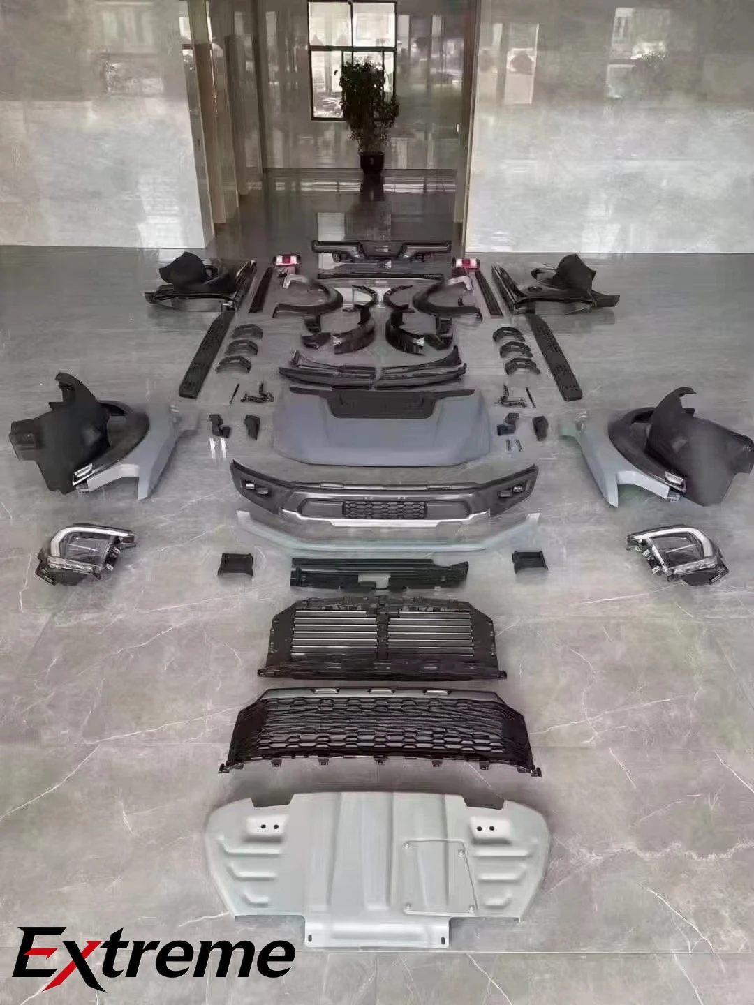 Фото Комплекты для переоборудования кузова Ford F150 2015-2019 в стиль Raptor 21: капот, крылья, фары, задние фонари, бампер, диффузор, детали кузова №1