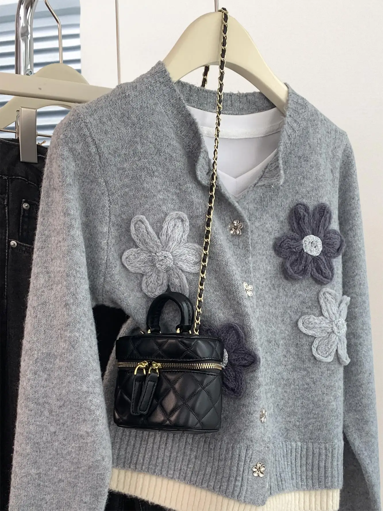 Женский вязаный кардиган из двух предметов с серой цветочной вышивкой осень и