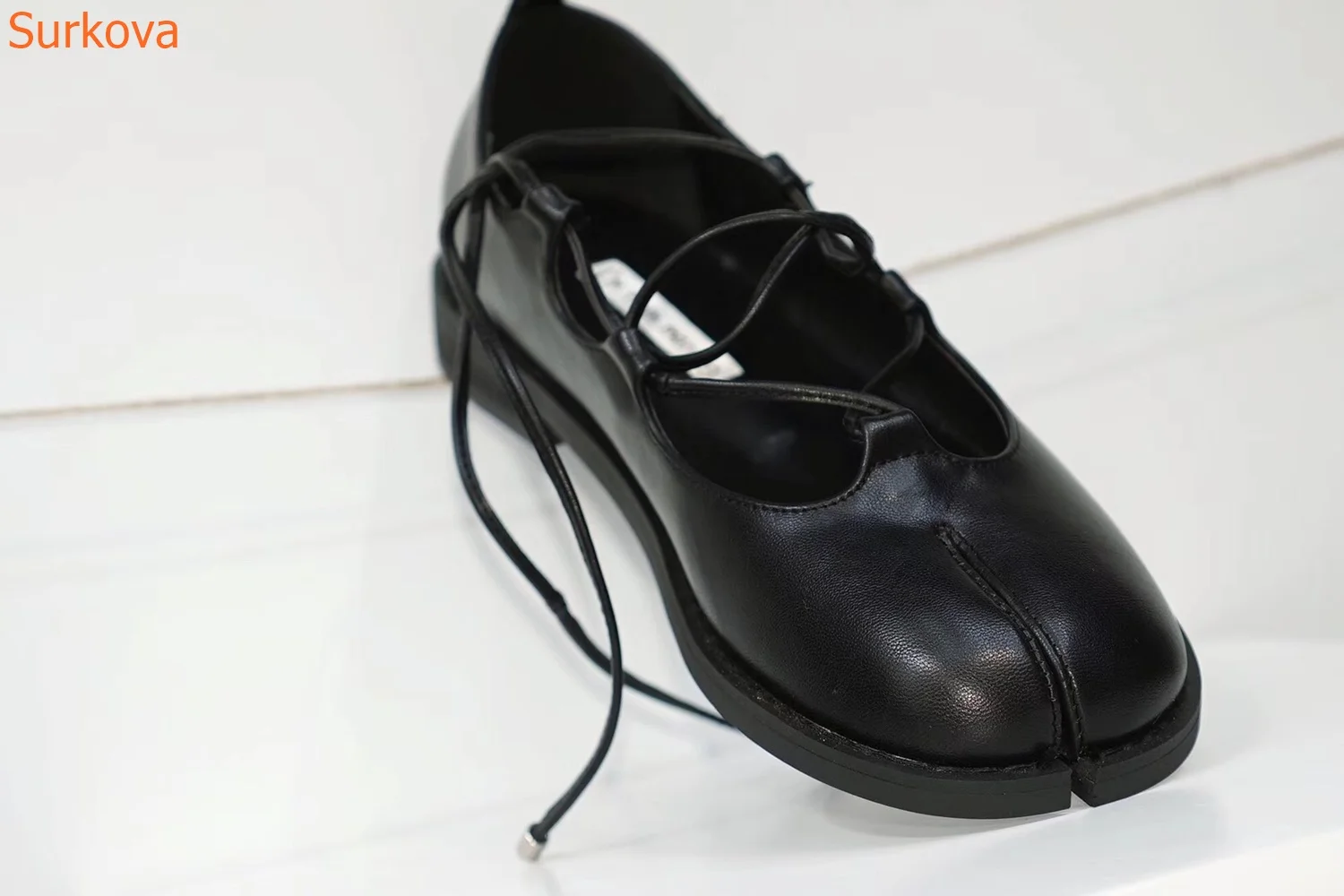Туфли женские с круглым носком перекрестной шнуровкой плоская подошва