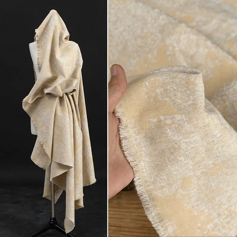 Шрам хлопок и лен бежевая жаккардовая ткань с рельефной текстурой темного цветка