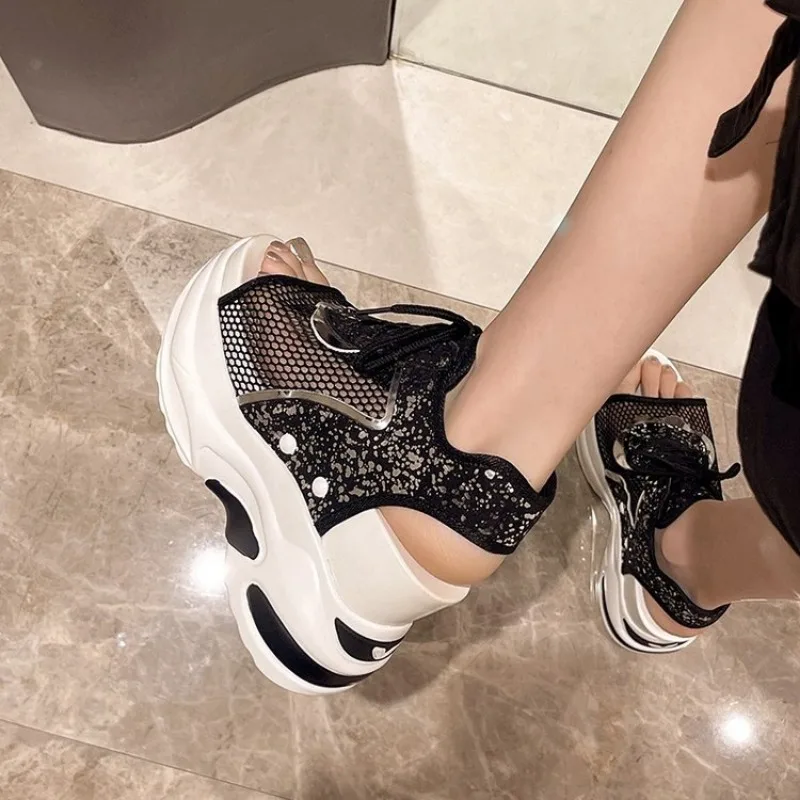 Женские босоножки со шнуровкой спереди с вырезами