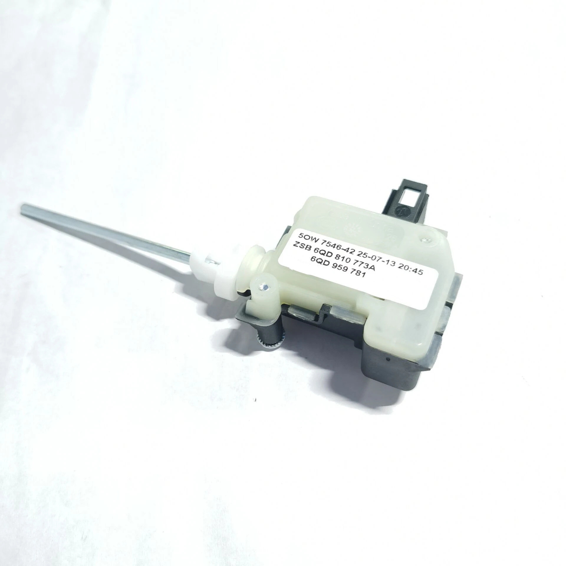 

Suitable for old Polo Langyi oil tank cover latch oil tank cover motor 6qd 810 773 a