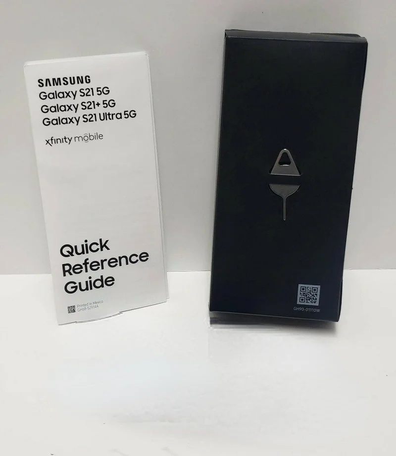 Пустая розовая коробка розового цвета Samsung Galaxy S21 5G или с оригинальными аксессуарами OEM, такими как USB-C-кабель, зарядное устройство и наушники для оригинального телефона.