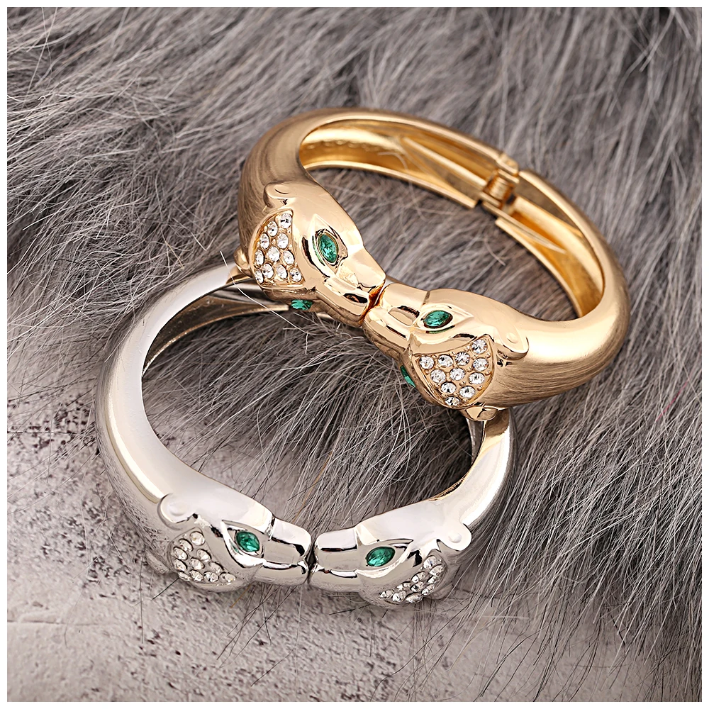 Женский браслет с золотым покрытием украшенный искусственными камнями