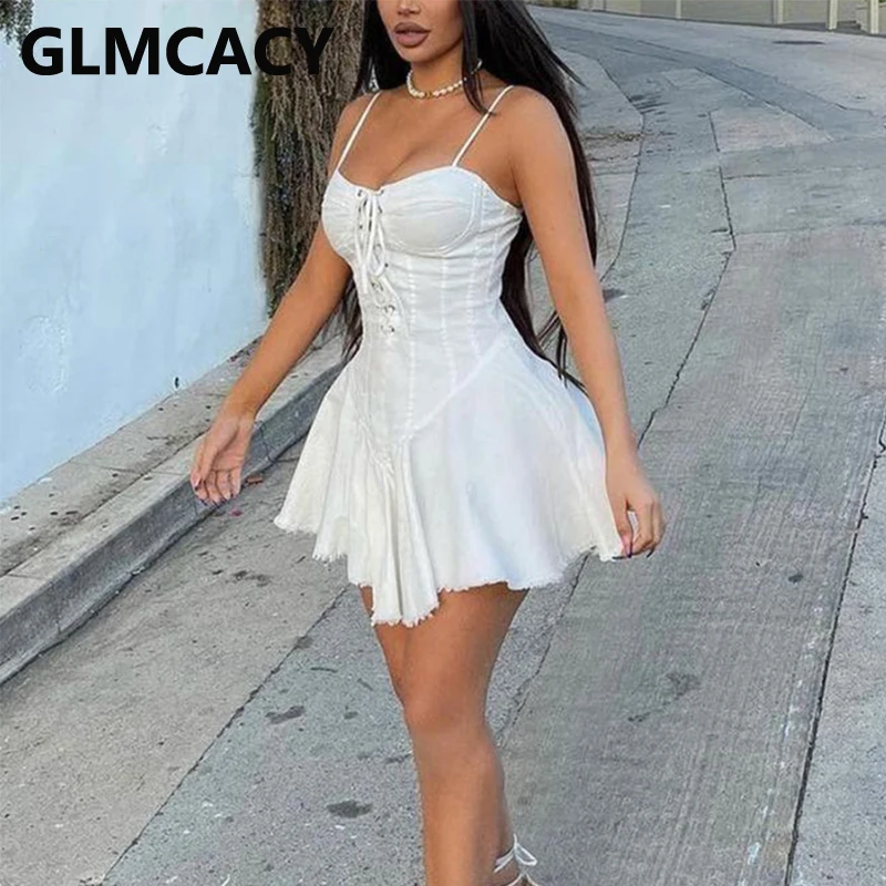 

Джинсовое мини-платье на тонких бретельках со шнуровкой спереди