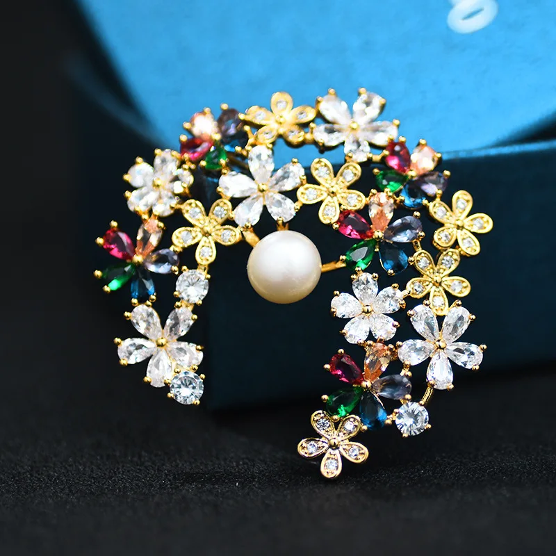 

Брошь в форме полумесяца с натуральным жемчугом, инкрустированная цветным Цирконом