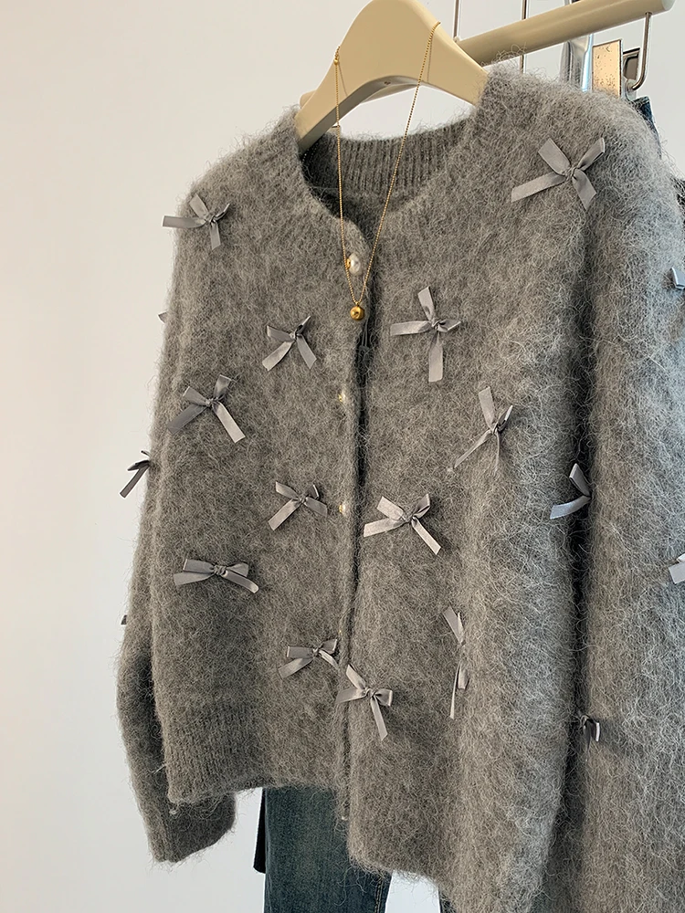 Женский трикотажный свитер с бантом