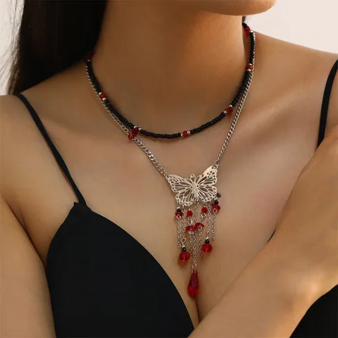 Ожерелье с красным камнем и бабочкой