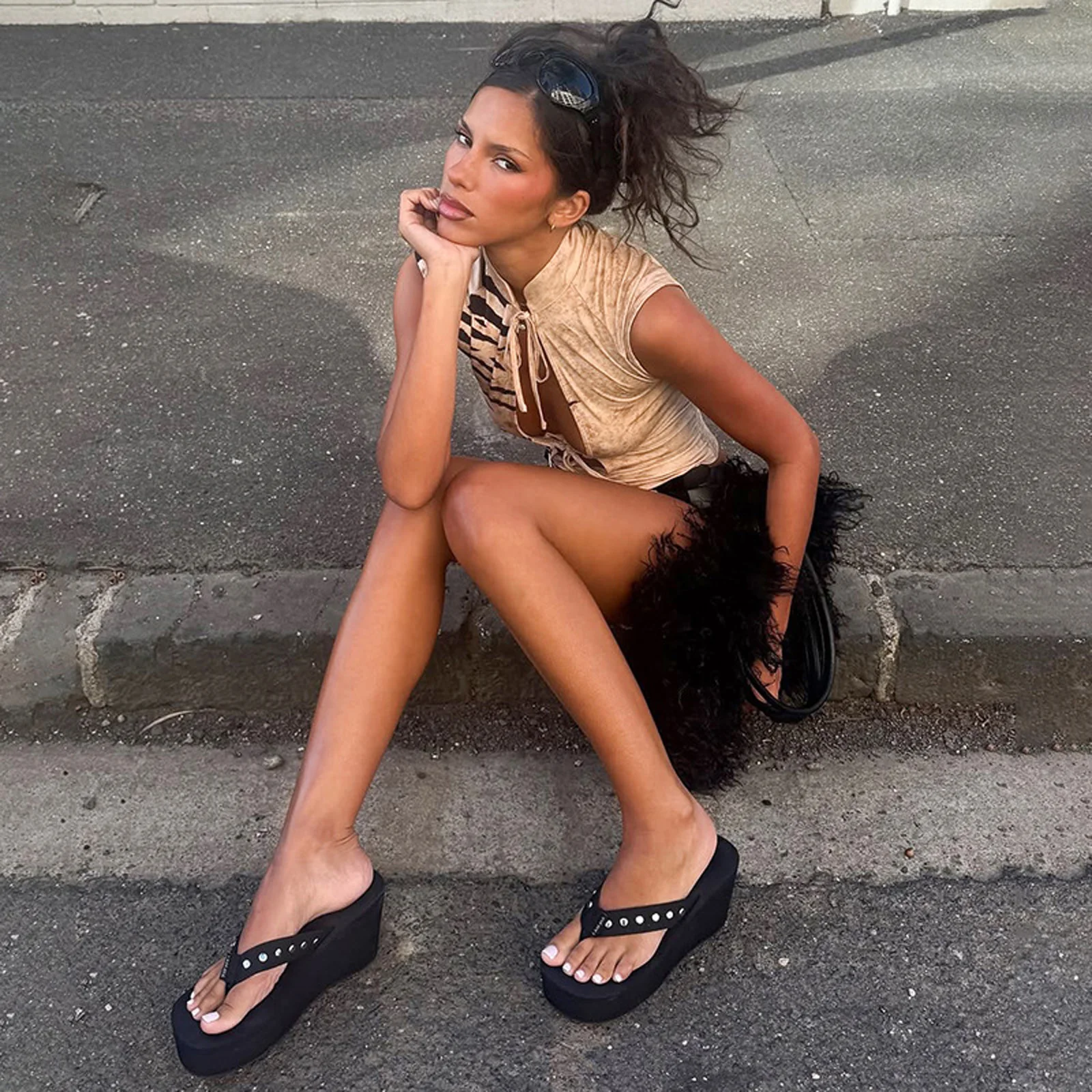 Фото Женский укороченный топ без рукавов GlamGaze с зебровым принтом, воротником-стойкой, вырезами и завязками спереди, облегающий, в стиле Y2K, для уличной моды, клуба и вечеринок №3