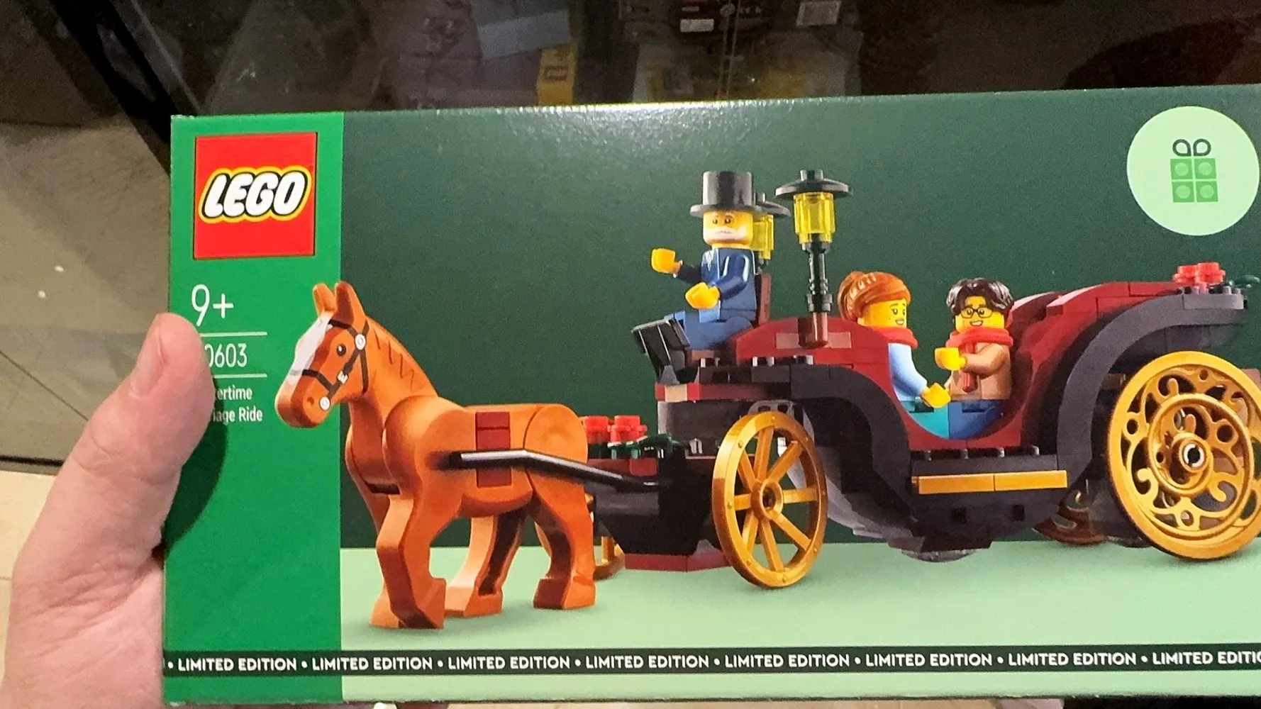 LEGO Wintertime Carriage Ride 40603 GWP — праздничные минифигурки Golden Wheels и очаровательный дизайн