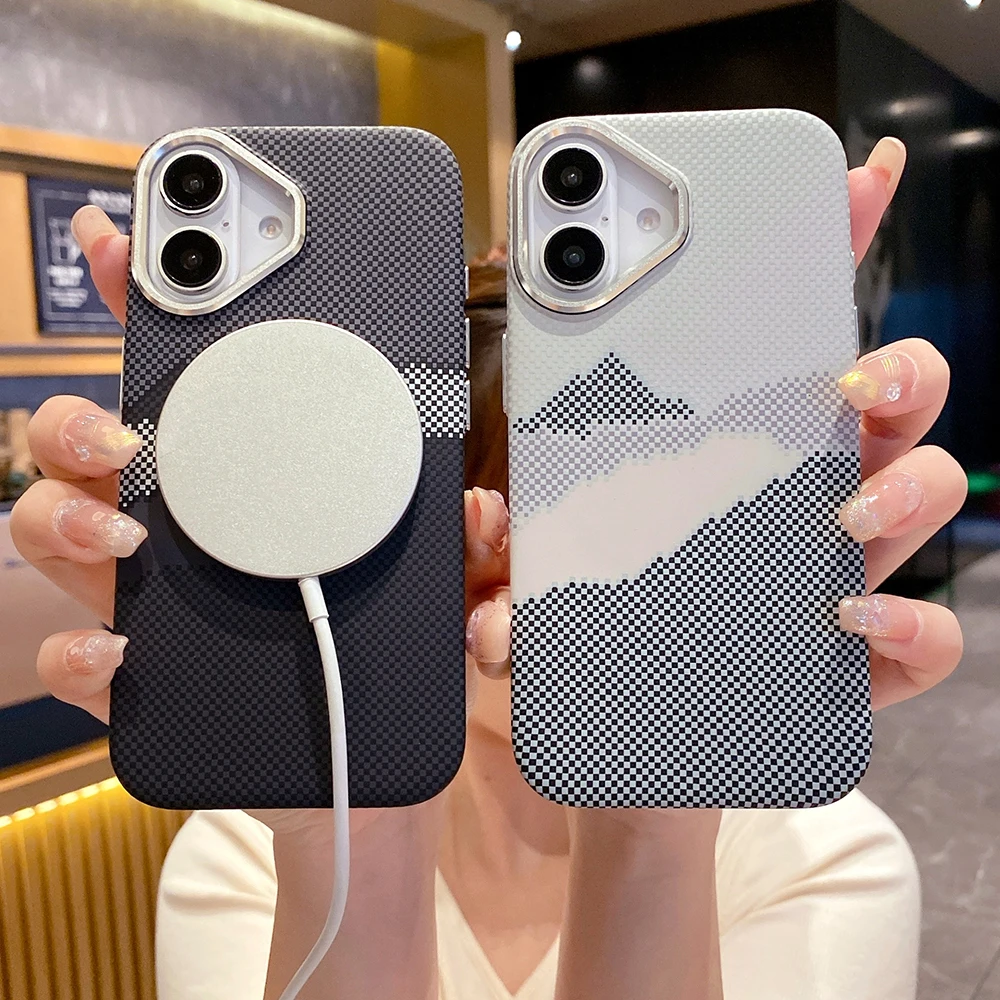 Магнитный чехол из углеродного волокна с рисунком в виде полосатых гор для iPhone 16