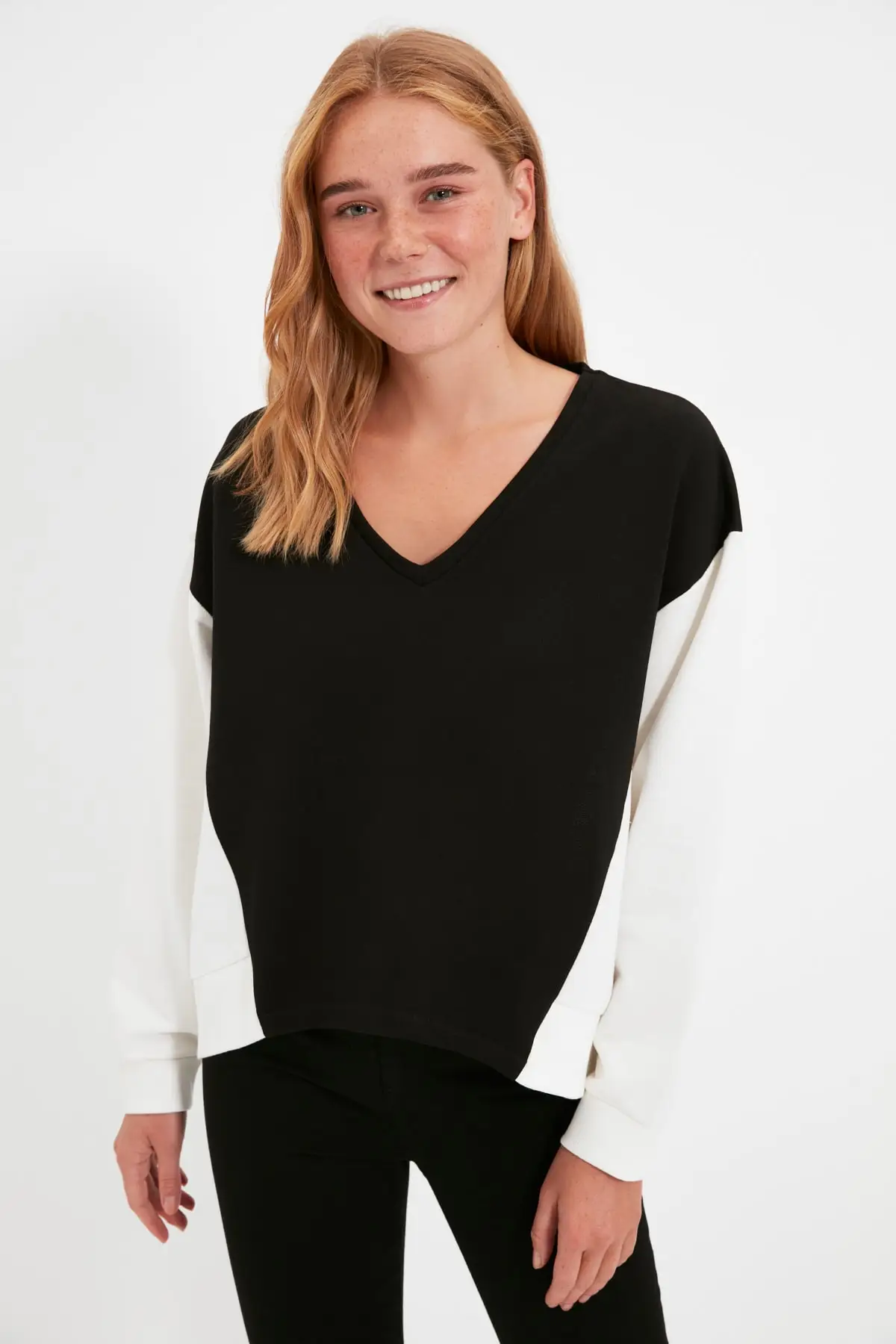 

Trendyol Basic V-Neck Color Block Knitted Slim Sweatshirt TWOAW22SW1908