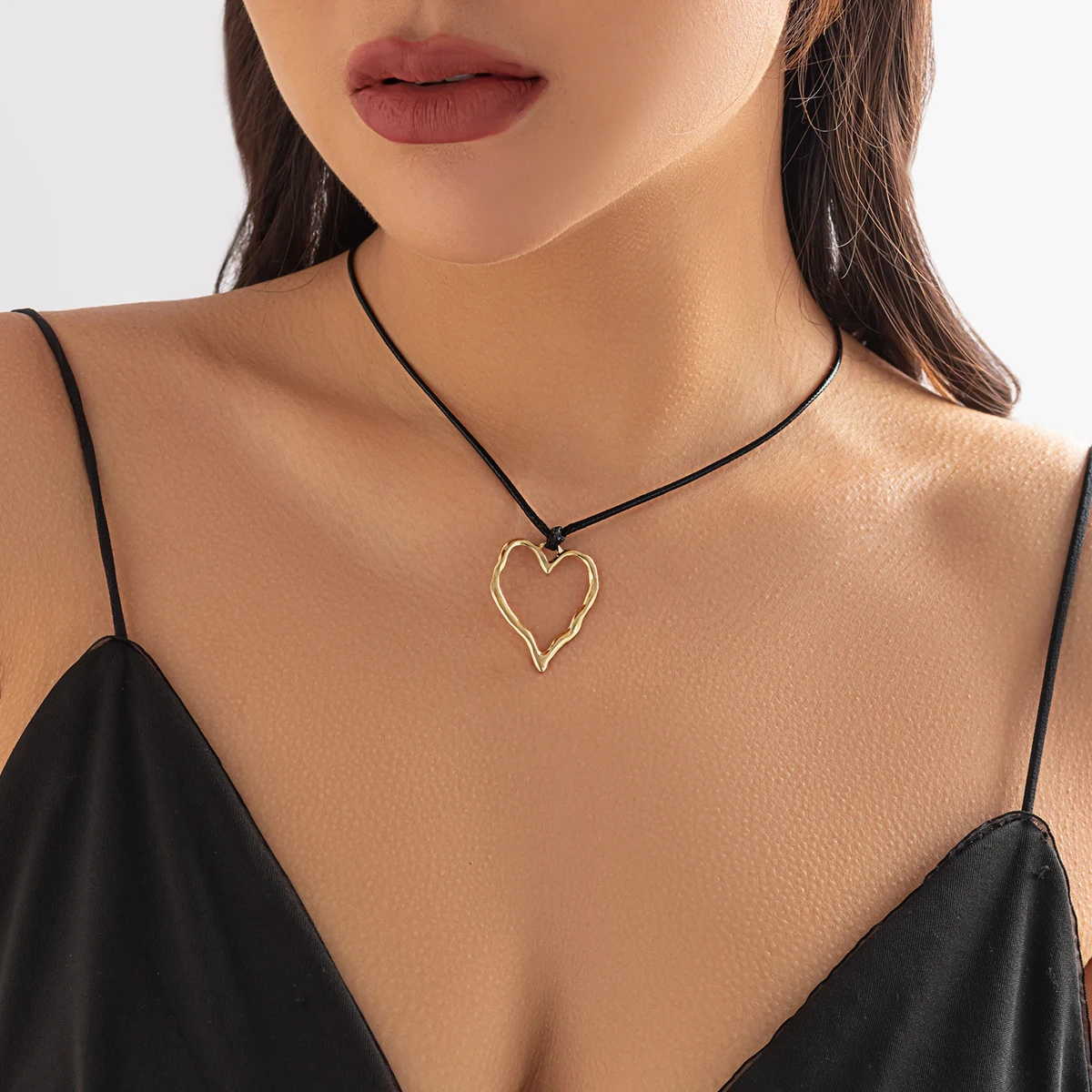

Salircon Fashion Simple Geometric Metal Pendant Necklace Korean Leather Wax Short Choker Women's Hip Hop Party Aesthetic Jewelry