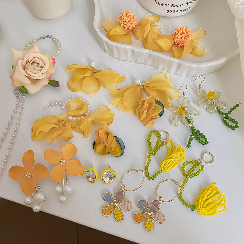 

Silver Needle Small Fresh Yellow Diamonds Flower Pearl Earrings with Pastoral Style Simple Design Sense Earrings for Women