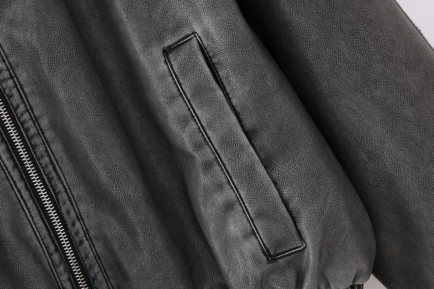 Женская куртка-бомбер из искусственной кожи на весну/осень