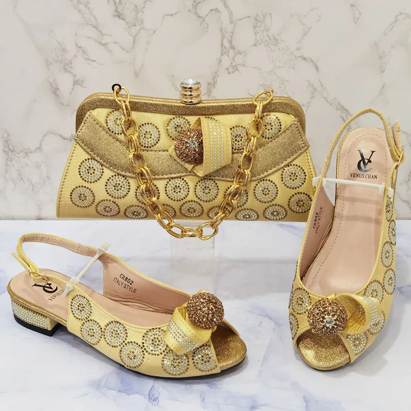 

Лидер продаж 2022 в африканском стиле, Элегантные наборы женских туфель и сумок золотого цвета в итальянском стиле с цветами и кристаллами дл...