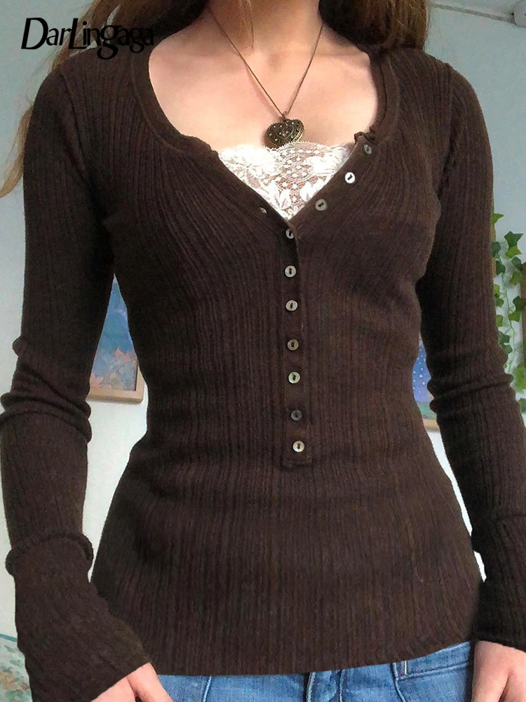 

Повседневная кружевная отделка Darlingaga Y2K, коричневые женские футболки, винтажные вязаные базовые Топы с пуговицами, Осенний пуловер, шикарная одежда