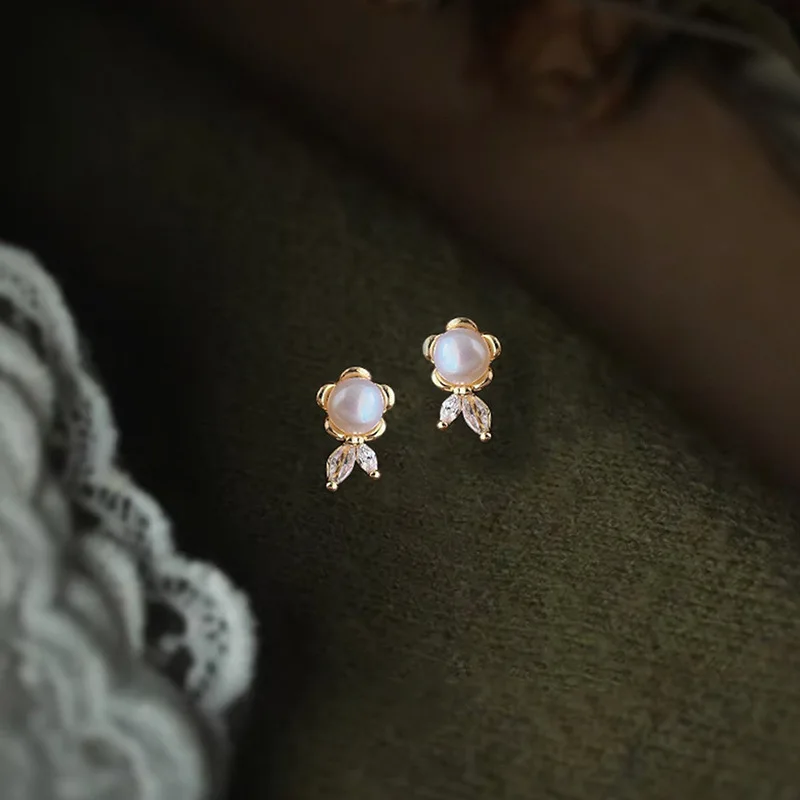 Маленькие женские серьги-гвоздики с жемчугом и цирконом