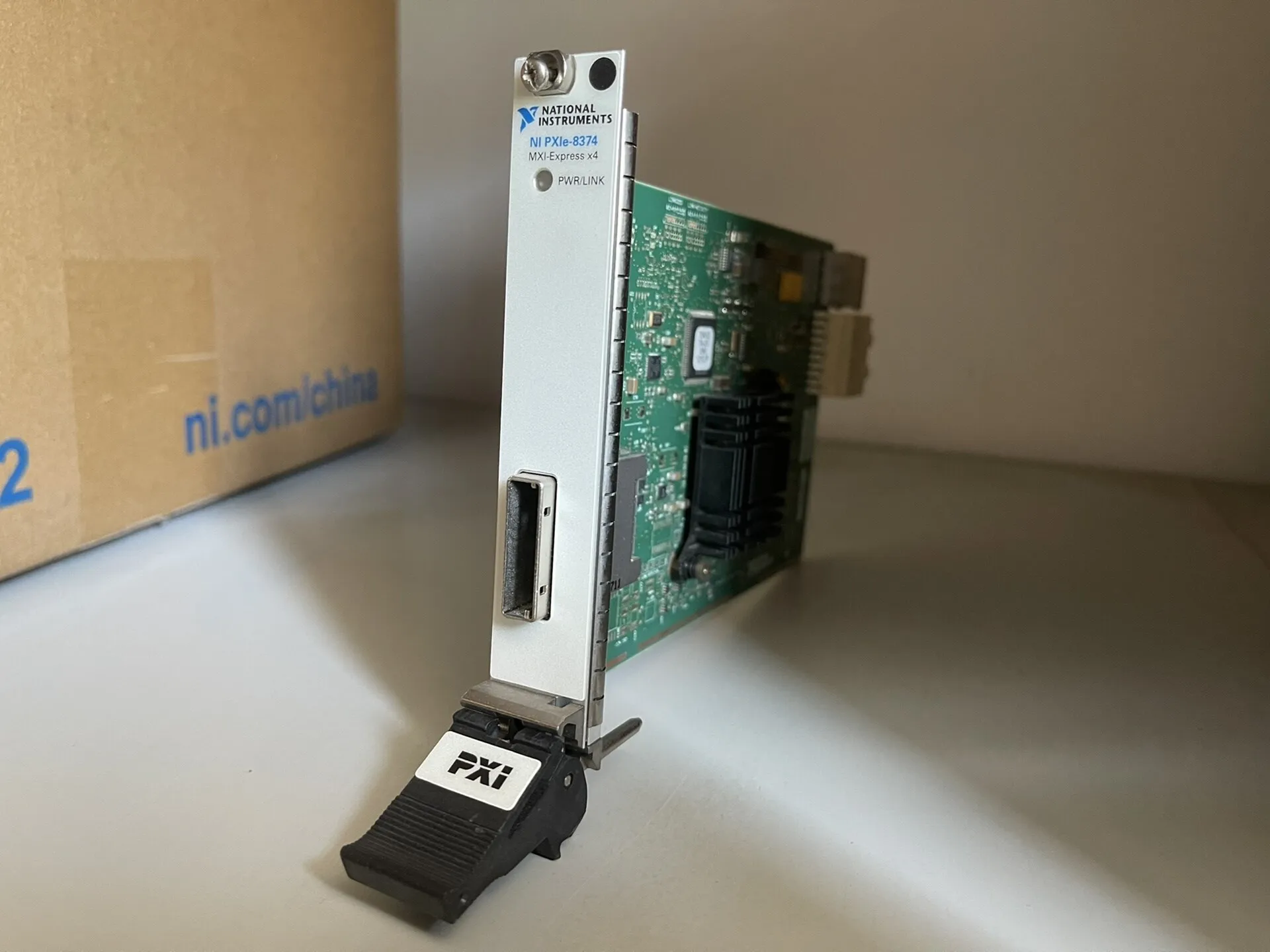 American NI PXIE-8374 (расширение шины PXI блок модулей)