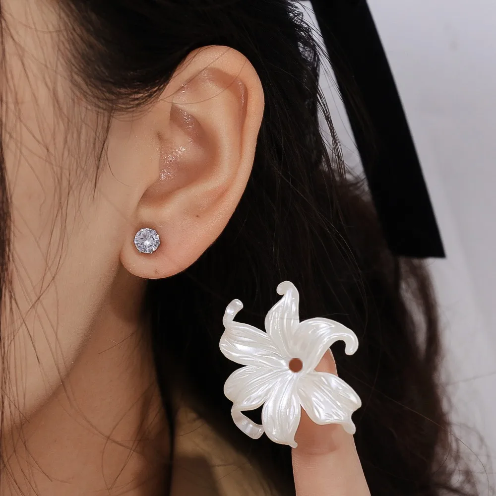 Женские серьги-гвоздики в виде цветов с белым радужным рисунком