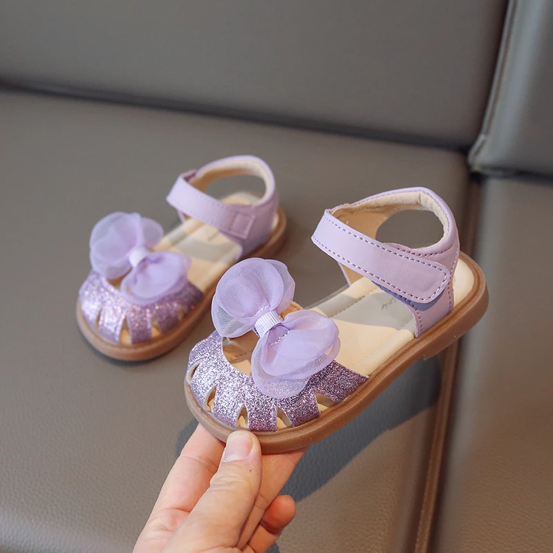 

Новинка 2023, Детские блестящие сандалии с открытым носком и бантом для девочек, Симпатичные Нескользящие Детские модные туфли для принцесс, для фото и свадебных торжеств