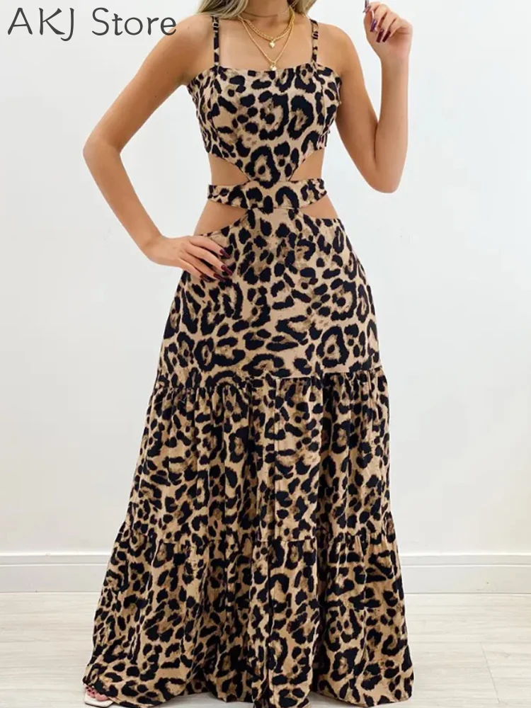 

Женское платье макси на тонких бретельках с леопардовым принтом и вырезом на талии