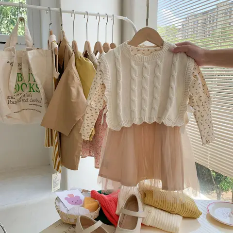 Детский вязаный жилет из полиэстера  для девочек 3-6 лет