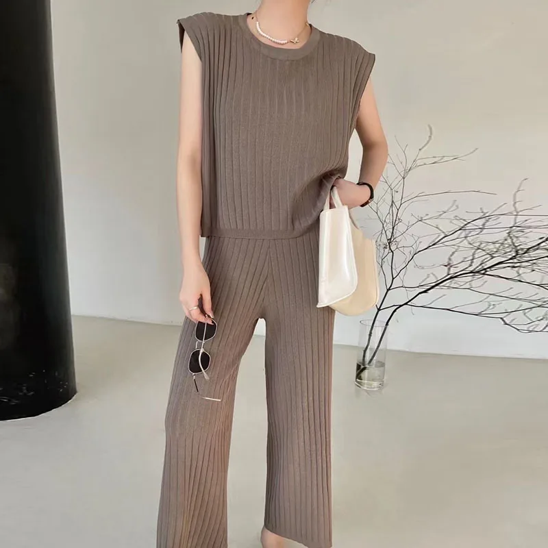 

Корейский шикарный Универсальный Трикотажный жилет с круглым вырезом и карманами + повседневные брюки с высокой талией и широкими штанинам...