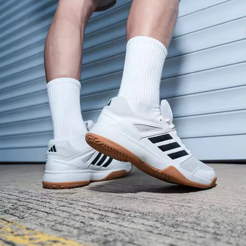Фото Мужские кроссовки Adidas черно-белые, для тренировок, с дышащей сеткой, подошвой EVA и технологией Adiwear, на шнуровке, комфортные, для занятий спортом в помещении. №3