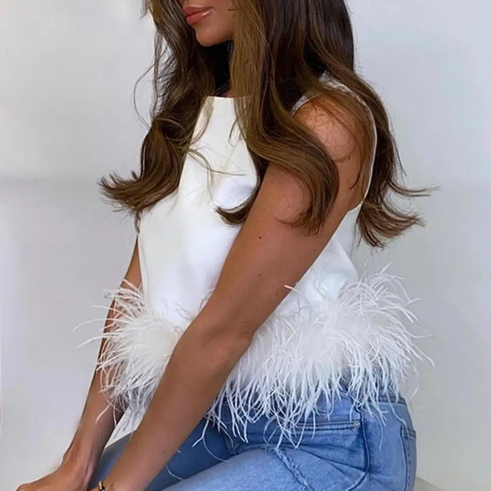 Женский атласный укороченный топ без рукавов черный с открытыми плечами и