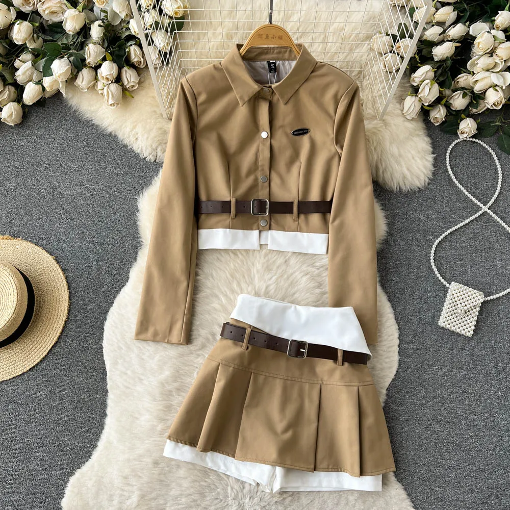 

Женский модельный костюм с коротким пиджаком и высокой талией