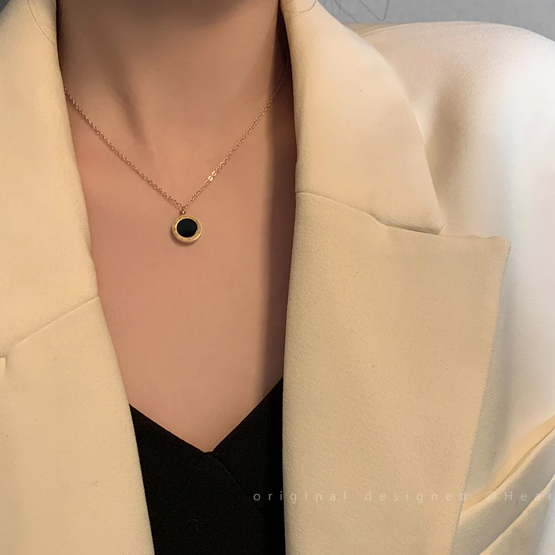 

Korean Fashion Stainless Steel Pendant Necklace Women Roman Retro Round Letter Clavicle Chain 2022 New Style Women Wedding Gift