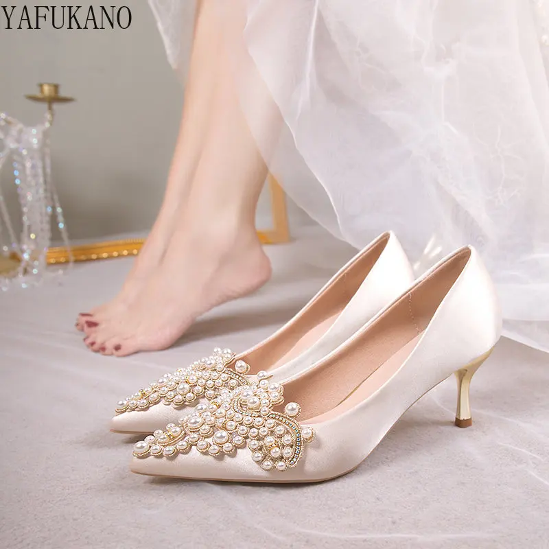 

Блестящие стразы, украшения из жемчуга, женские туфли-лодочки на шпильке, сатиновые женские туфли, элегантные свадебные туфли на высоком ка...