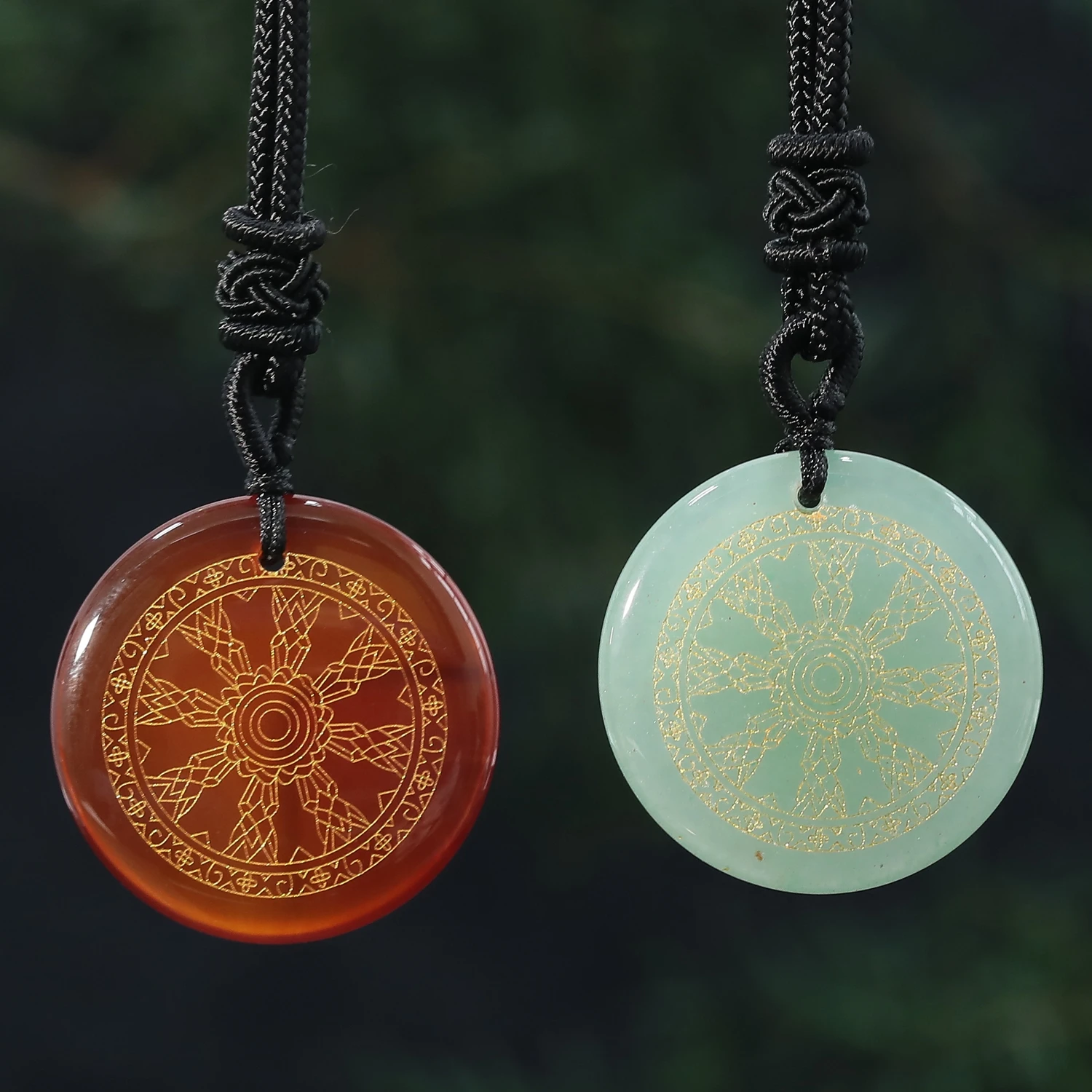 

Natural Crystal Carved Circular Plate Religious Auspicious Pattern Men and Women Auspicious Amulet Option Pendant