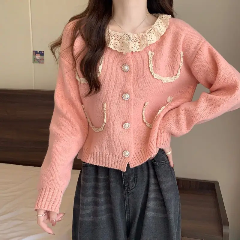 Рисунок 2 - Женский свитер с кружевом в стиле Харадзюку