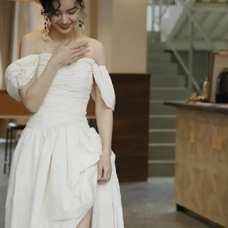 Элегантное свадебное платье с вырезом лодочкой и небольшим шлейфом. Новые модные